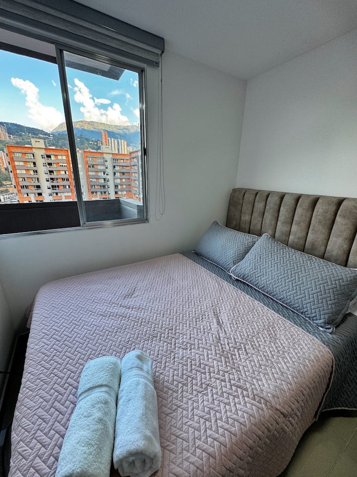 Habitación 3, tiene vista a la ciudad y montañas de Medellín, cuenta con cama doble, 4 almohadas, persiana y closet.