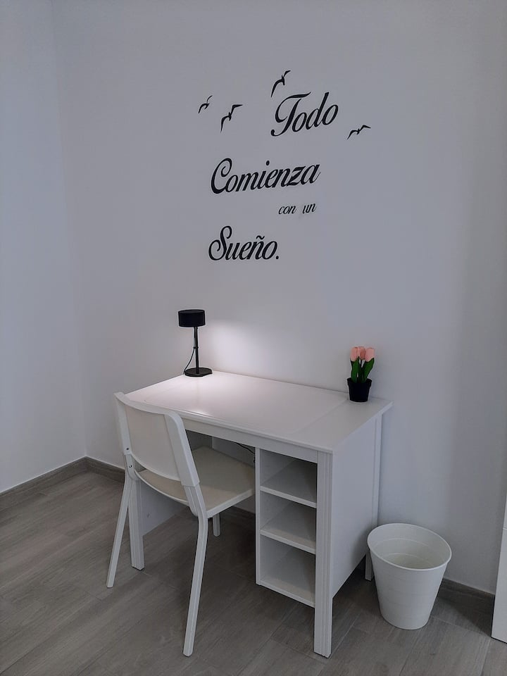 Radni stol s Wi-Fi vezom u glavnoj spavaćoj sobi 