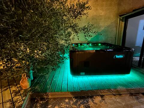 3 Bedroom Natura Villa, 80m2,Garden, Hot Tub