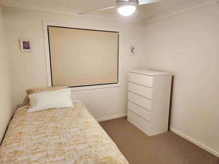 Beide slaapkamers hebben kingsize eenpersoonsbedden met Posturepedic matrassen (105 x 200 cm / 3'4" x 6'7).