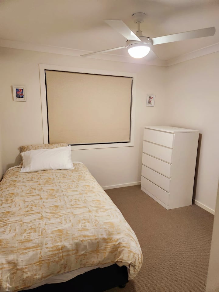 Beide slaapkamers hebben kingsize eenpersoonsbedden met Posturepedic matrassen (105 x 200 cm / 3'4" x 6'7).