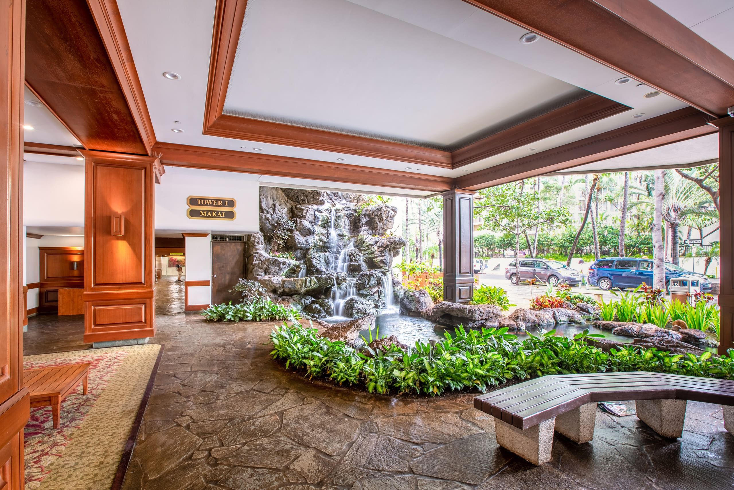 Modern Waikiki Banyan w/Parking. Walk to Beach! - Image 6