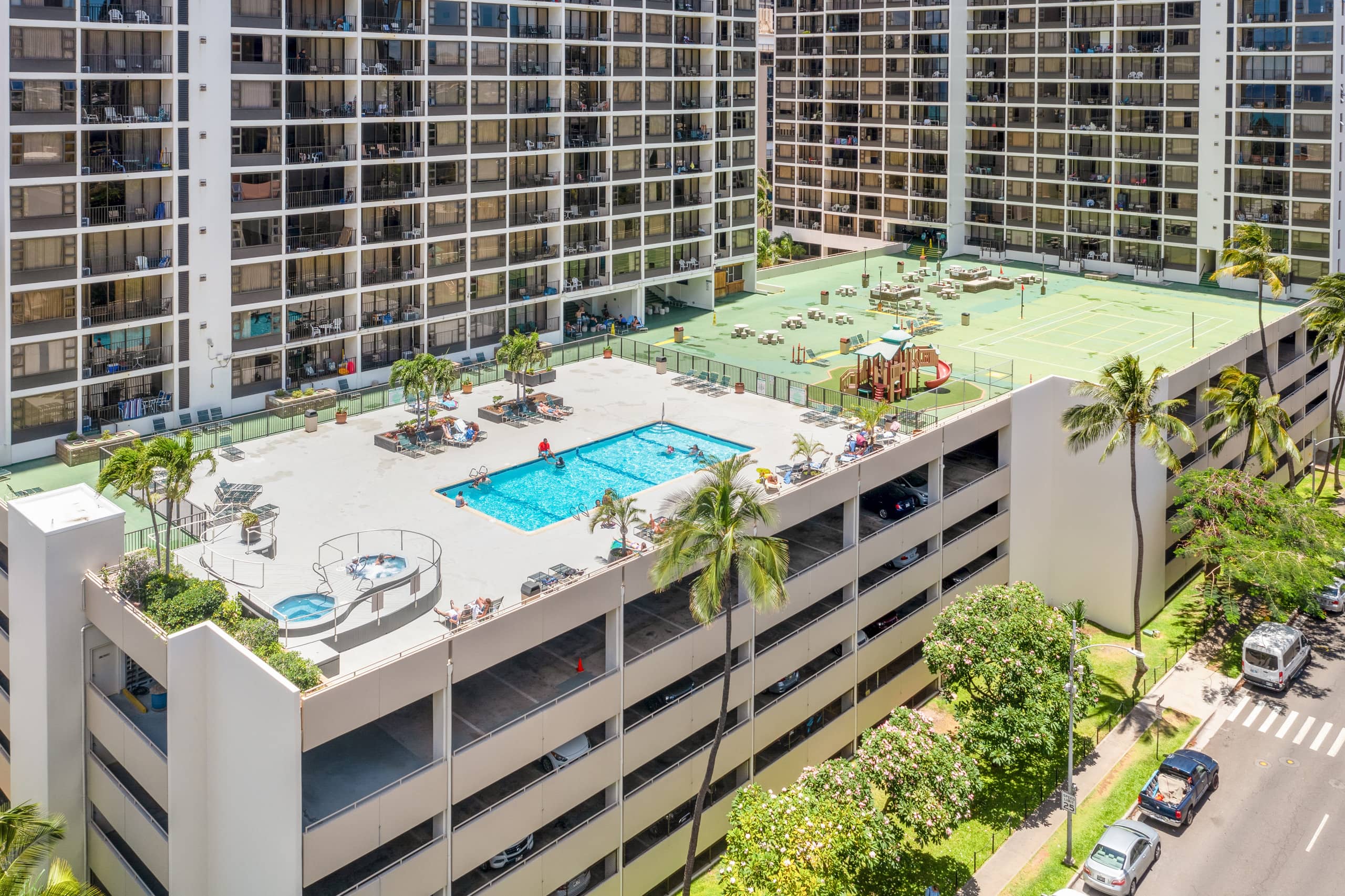 Modern Waikiki Banyan w/Parking. Walk to Beach! - Image 27