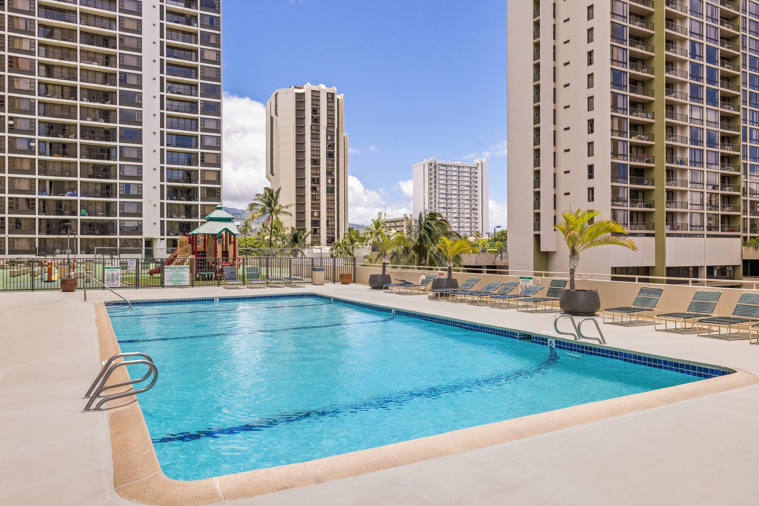 Modern Waikiki Banyan w/Parking. Walk to Beach! - Image 26