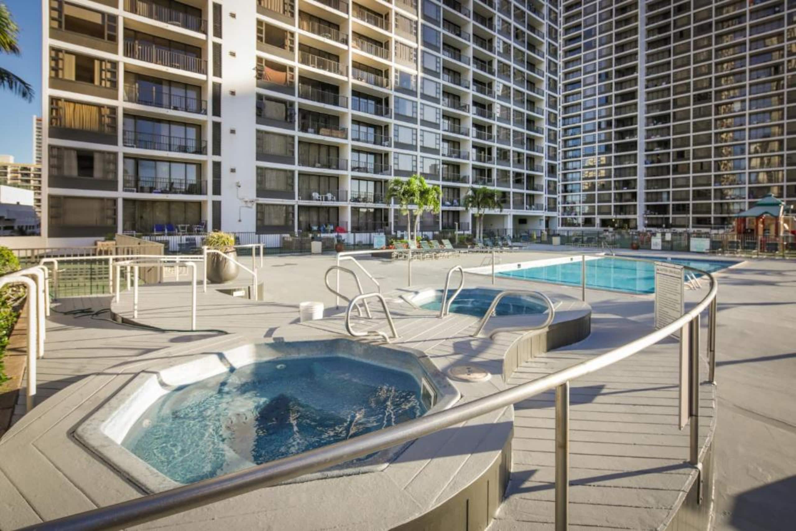 Modern Waikiki Banyan w/Parking. Walk to Beach! - Image 24