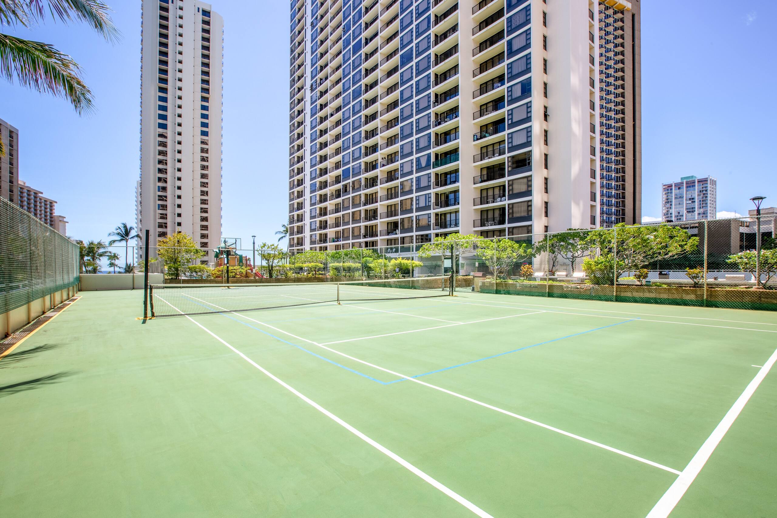 Modern Waikiki Banyan w/Parking. Walk to Beach! - Image 62