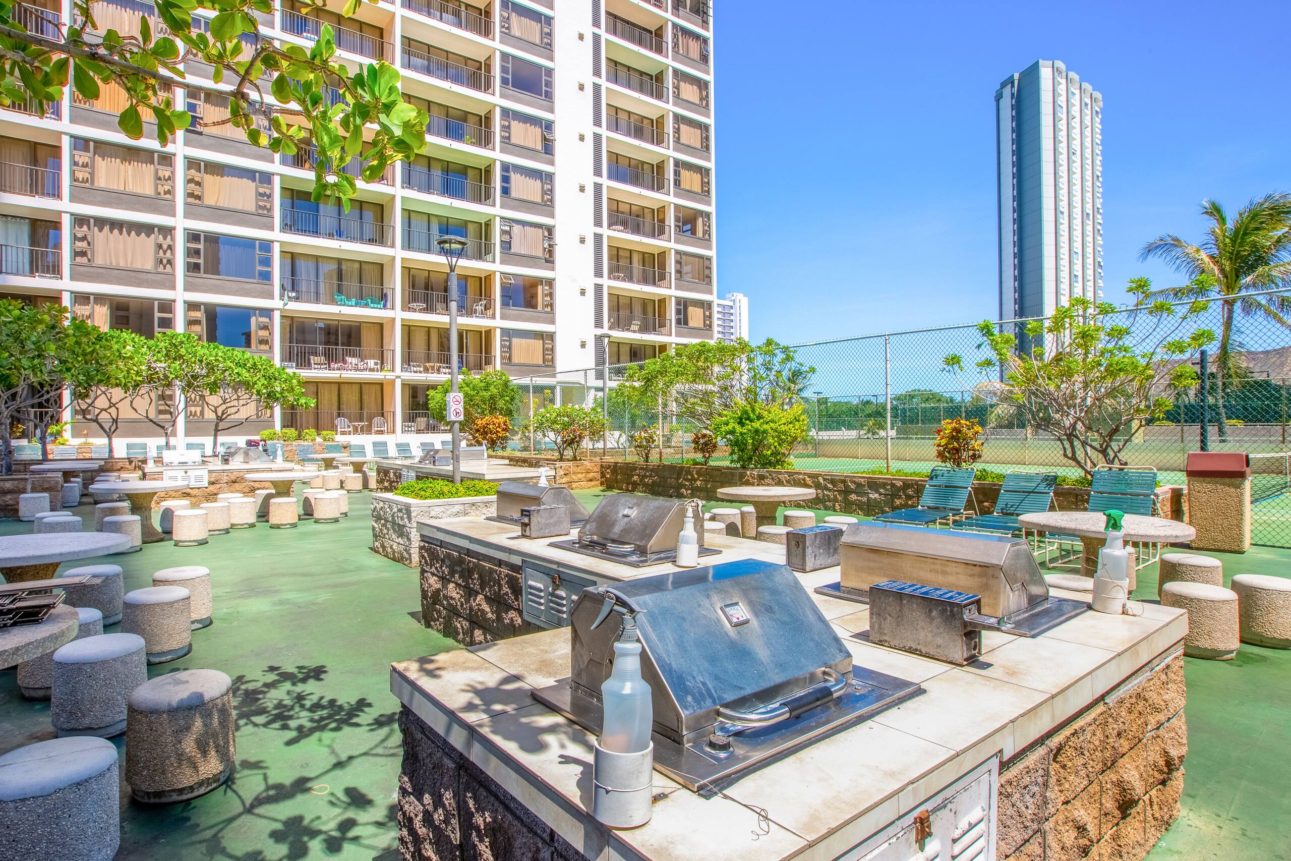Modern Waikiki Banyan w/Parking. Walk to Beach! - Image 63
