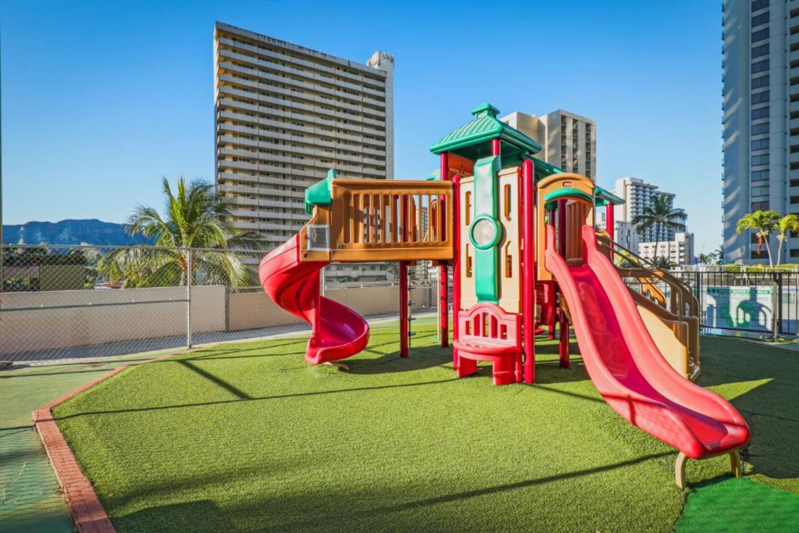 Modern Waikiki Banyan w/Parking. Walk to Beach! - Image 25