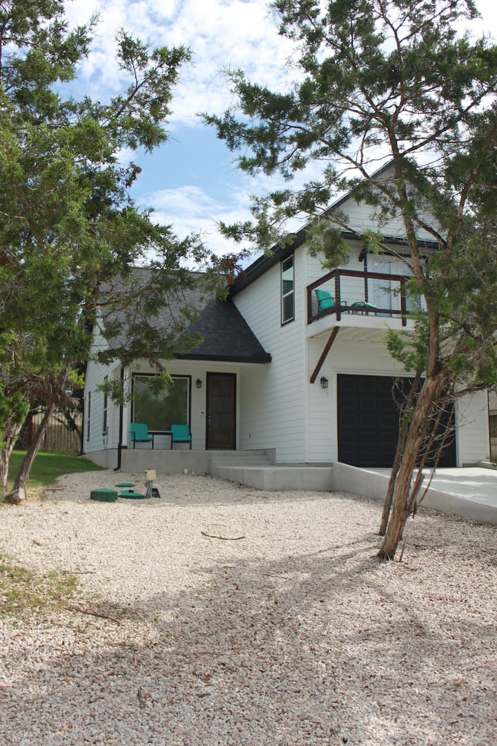 Texas Hill Country Hotspot/3 King Beds, Sleeps 12