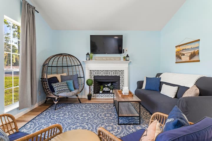 Sala de estar familiar luminosa con TV inteligente y asientos acogedores, a solo 2 cuadras de Gulfport Beach