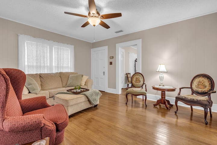 Удобен простор за опуштање или мали собири.  Користете ја омилената услуга за стриминг, земете ќебе и гушнете се на каучот за убава ноќ во затворен простор.