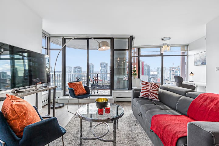 DT Corner Suite | Free Parking + Panoramic Views