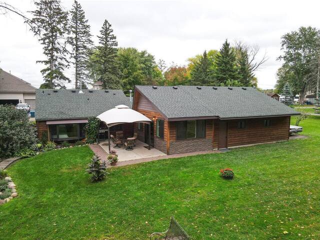 Private Lake Access Luxury Cottage