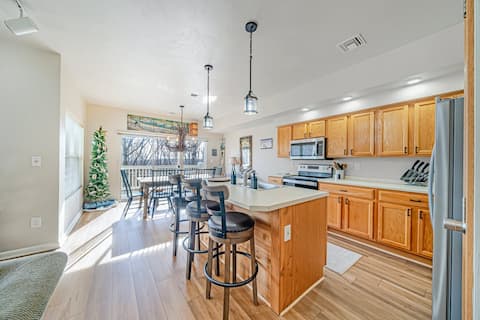 Sleeps 12, 4BR, 9bed, 4bath, POOLS, FREE Shuttle