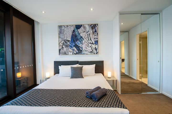 主卧：带套房，1张特大双人床或2张单人床。42英寸智能电视