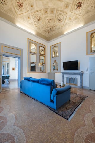 [Luxury] Affreschi Carracci • Piazza Maggiore