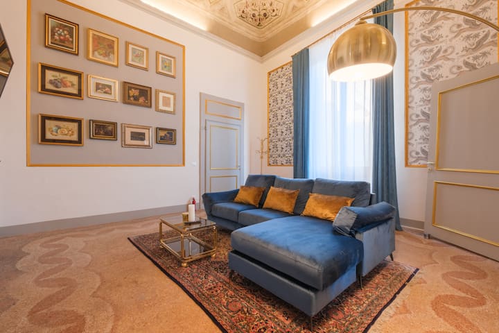 [Luxury] Affreschi Carracci • Piazza Maggiore gallery image 2