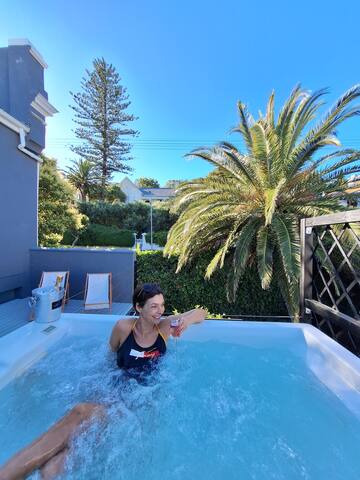 Hot jacuzzi spa in city bowl gem with mtn views