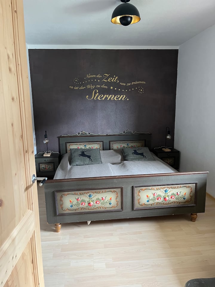 ห้องนอนกว้างขวางมีเตียงขนาดคิงไซส์และพื้นที่ตู้เสื้อผ้ากว้างขวาง