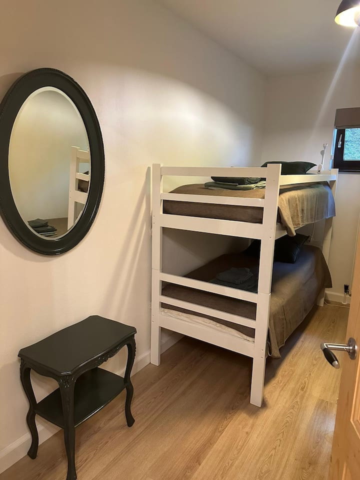 ห้องนอนที่ 2 มี 3 เตียงเหมาะสำหรับผู้ใหญ่เช่นกัน