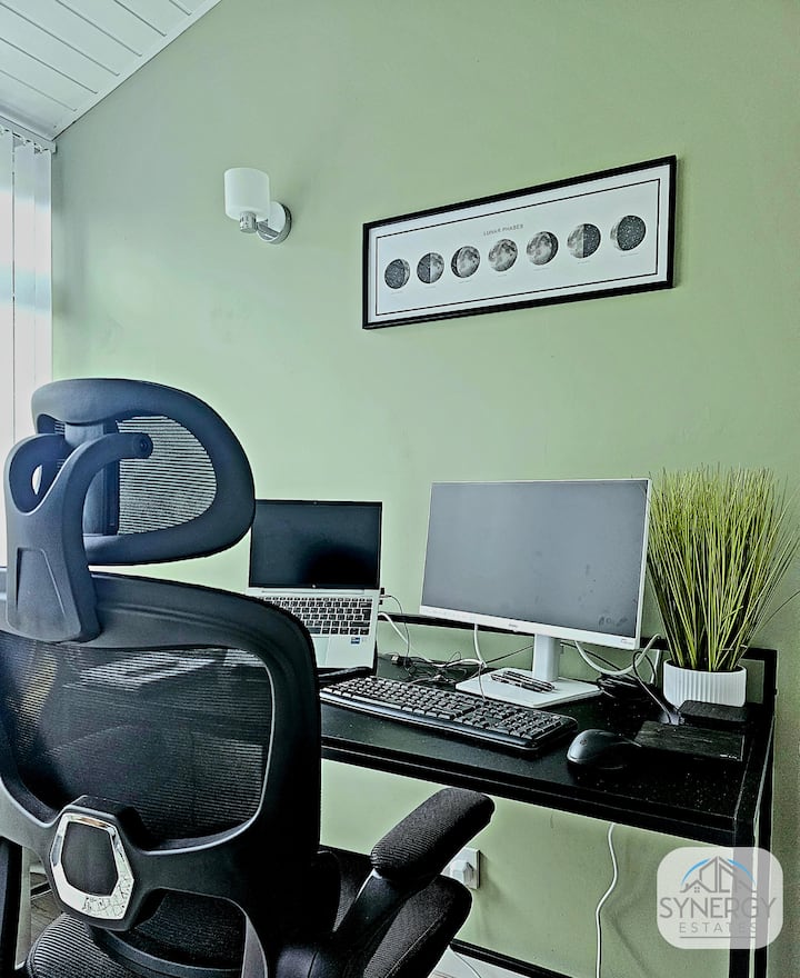 ¿Trabajas mientras estás fuera? En la sala de extensión 1, encontrarás un escritorio y perfecto para trabajar a distancia.