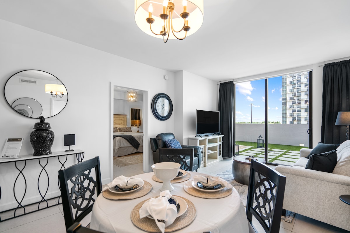 Top performing Airbnb: Luxe Downtown Doral Condo-Parking & Private Lanai in Doral