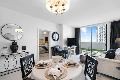 Top performing Airbnb: Luxe Downtown Doral Condo-Parking & Private Lanai in Doral