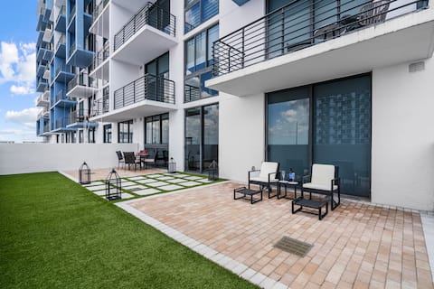 Luxe Downtown Doral Condo-Parking & Private Lanai