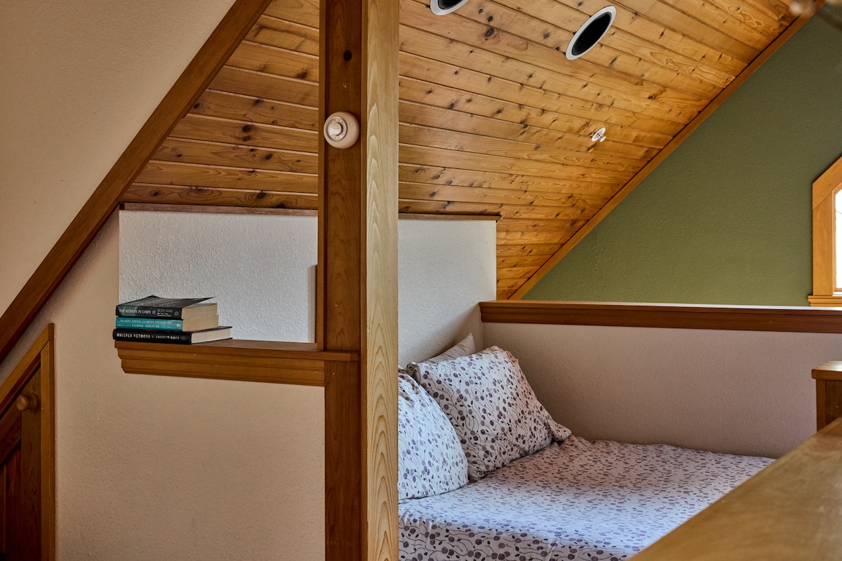 El rincón para dormir del loft se puede utilizar tal cual o el colchón superior se puede mover para crear una quinta opción para dormir. Esto crea un divertido espacio de estilo de pijamada en el loft. 