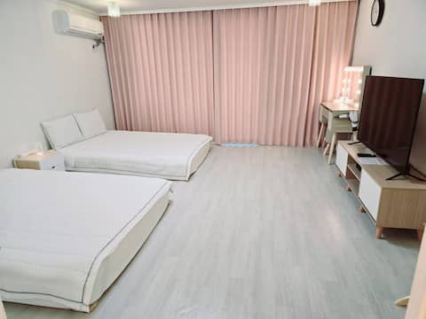 [Sokcho - Clouds] [Event-Consecutive Discount] In front of Sokcho Beach_10 minutes on foot from Express Bus Terminal_Family trip_Kitchen facilities_