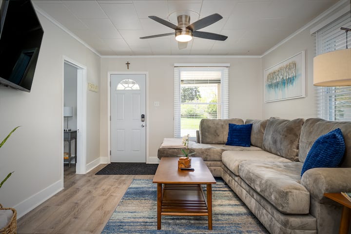 Walk To Downtown & Lake - 6 Miles To Ski & Golf - Boyne City, MI