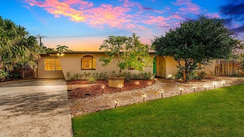 4BR Oasis: Pool, Game Room, Bar & 8 Mins to Beach
