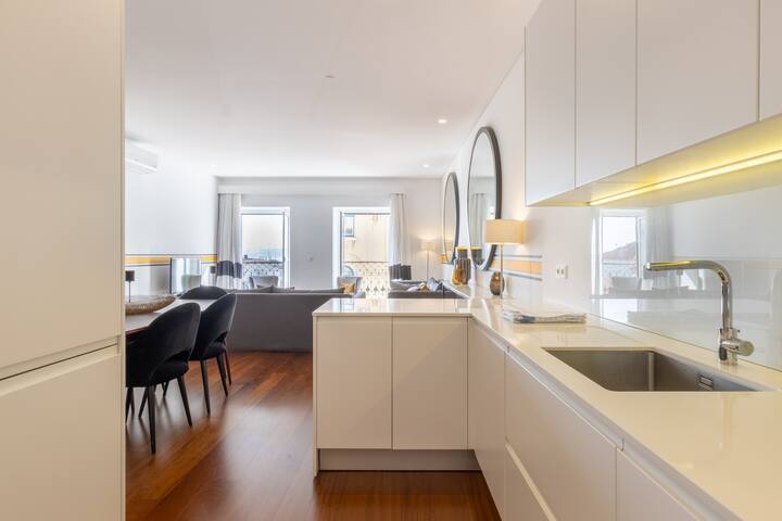 Spacious, family friendly 3BR & 3WC. AC/heating. gallery image 3