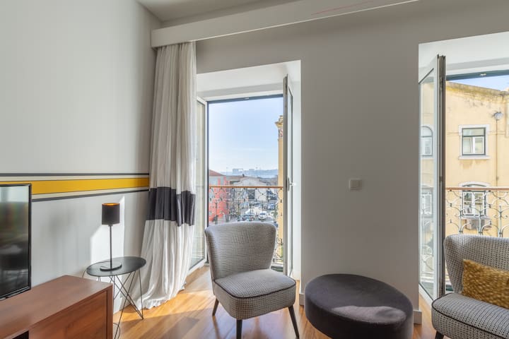 Spacious, family friendly 3BR & 3WC. AC/heating.