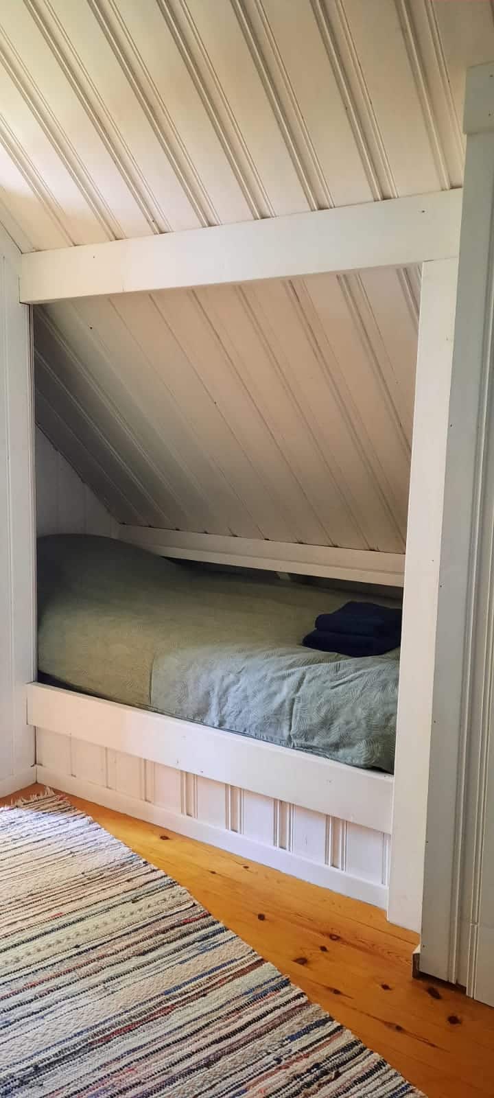 Aterrizaje, con una cama de una cama.