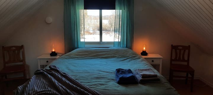 En el segundo piso está el dormitorio principal con un somier doble de 1,60 metros de ancho. Hay mucho espacio disponible en el armario.
Se puede colocar una cama de camping adicional en este dormitorio. 
