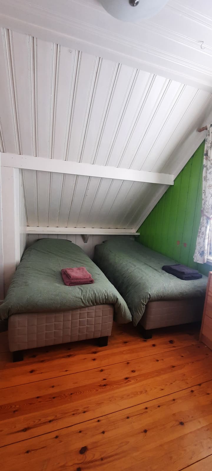 El segundo dormitorio tiene 2 camas individuales. Estos se pueden juntar, lo que la convierte en una cama doble. 
Además, hay un bedstede disponible. Hay otra cama en el rellano.