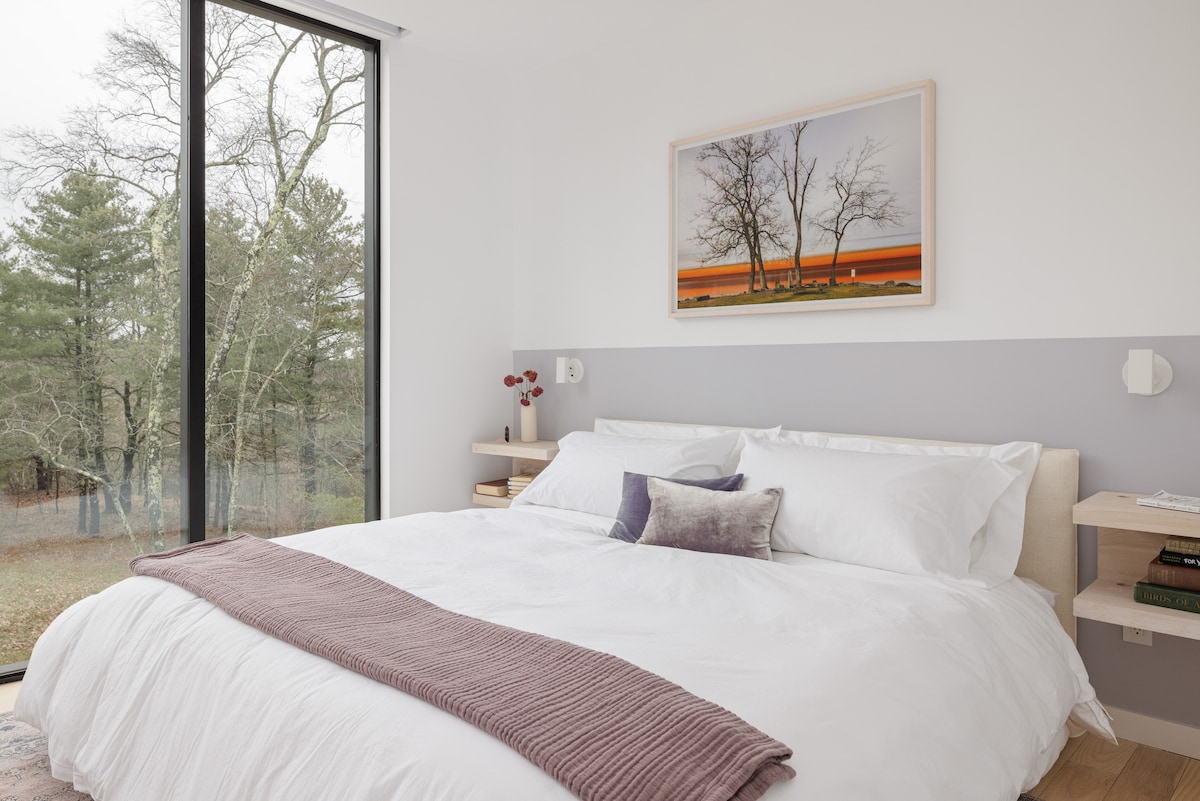 Cama tamaño king con luces de lectura laterales