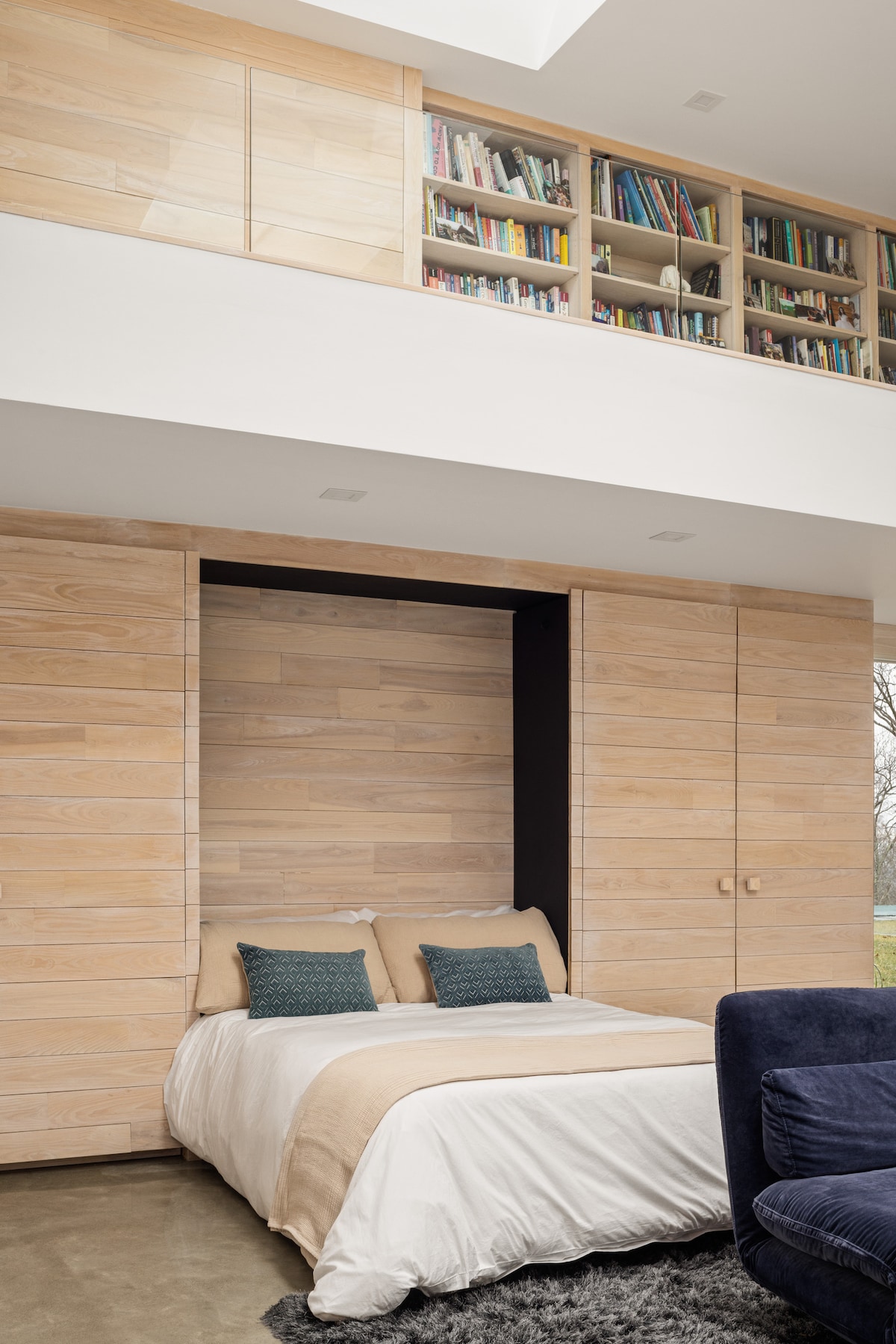 La sala de estudio tiene un proyector grande para películas o karaoke, un área de bar con refrigeradores de vino y bebidas y una cama Murphy tamaño queen para alojar huéspedes adicionales.