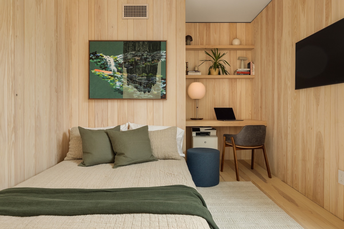 El estudio se puede convertir en una zona para dormir 
El sofá de la alfombra ABC se pliega a una cama tamaño queen