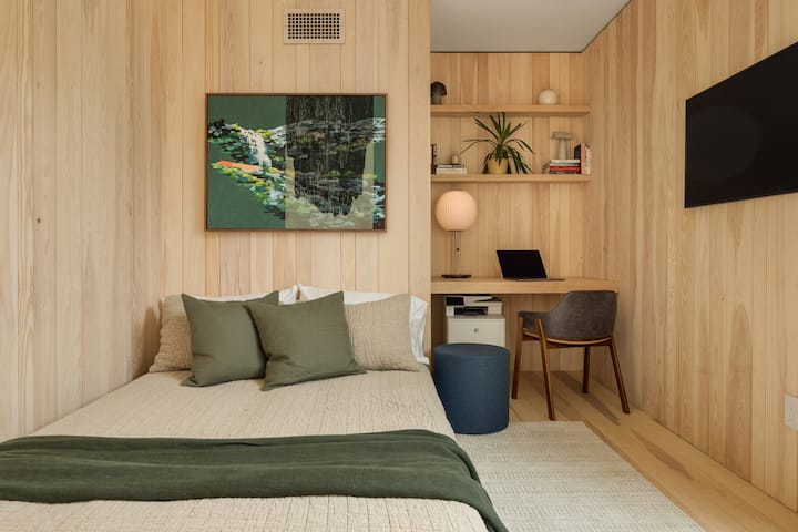 Studien kan omvandlas till sovplats 
ABC Mattsoffa viks platt till en dubbelsäng