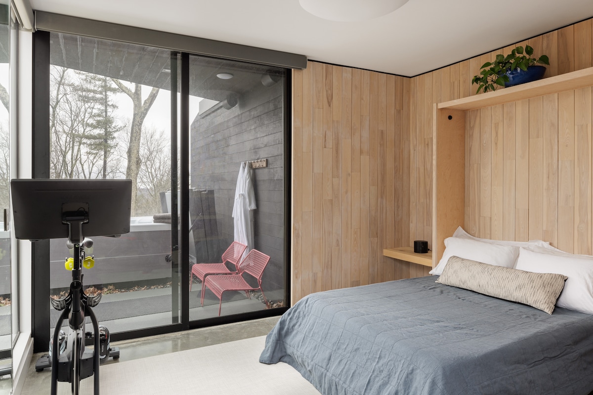 El área de ejercicio se convierte en un espacio para dormir con una cama Murphy tamaño queen.