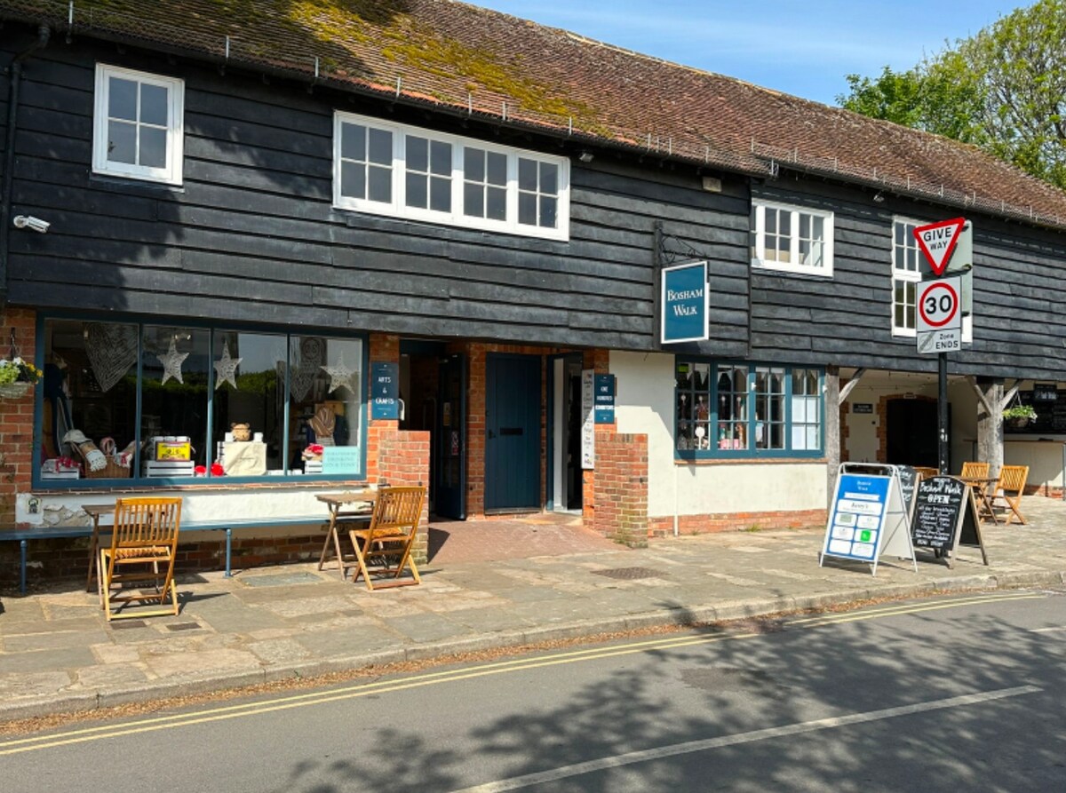 Seaside Apartment in Bosham Apartments for Rent in Bosham, England