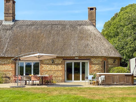 Breathtaking Thatched Cottage, XL Hot Tub & Garden