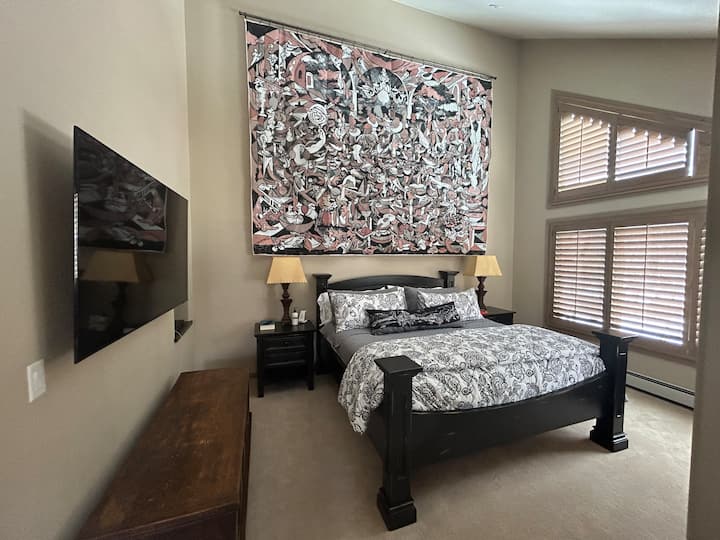 غرفة النوم الرئيسية. الطابق العلوي