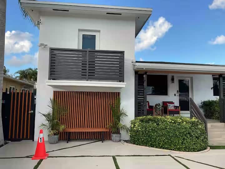 Luna - Miami, FL