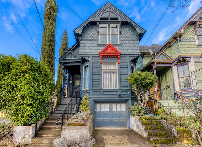 Landmark 23 ~ Historic 3BD-2BA House Garden Garage