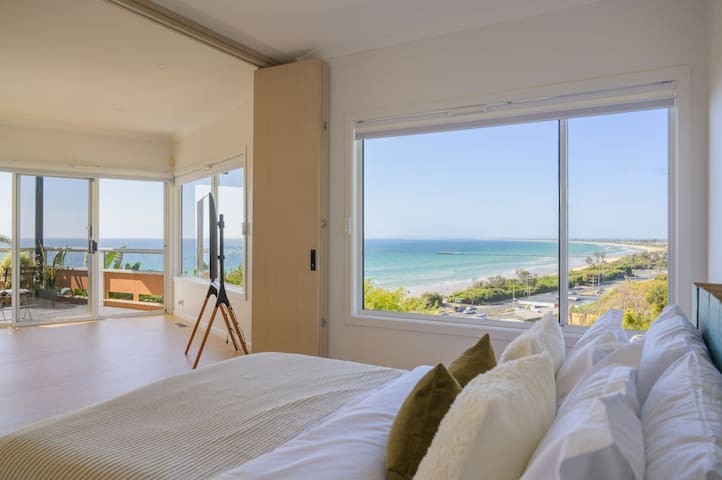 Oceanfront Bay View City View Walk to Beach