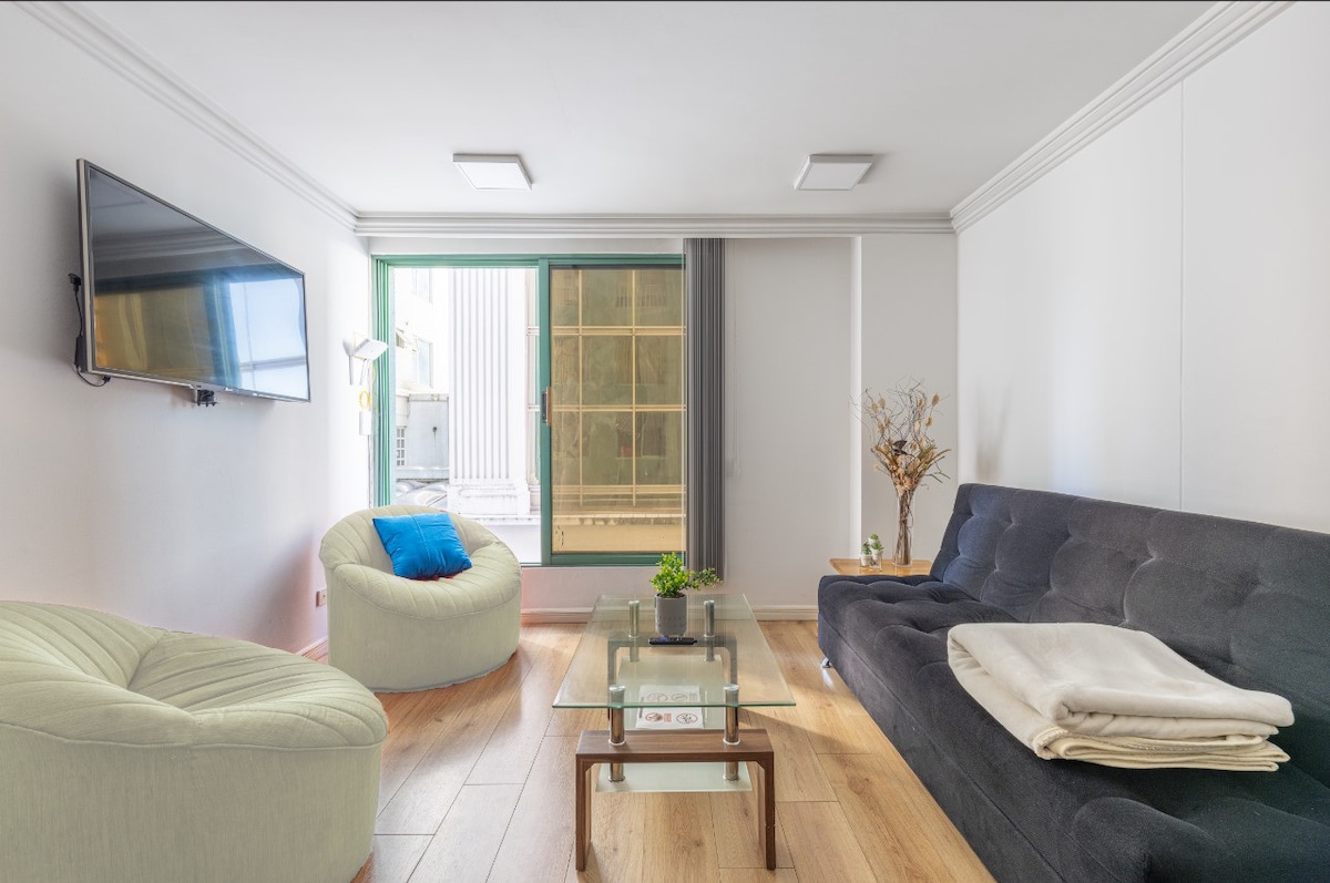 סלון עם ספה נפתחת. 