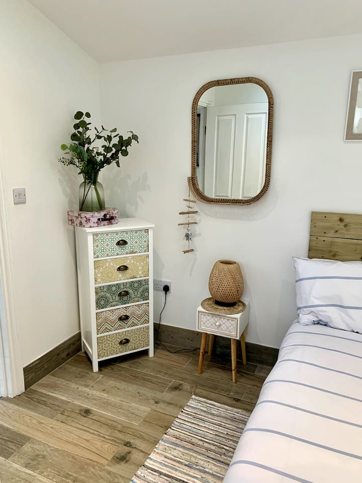 Sovrum på bottenvåningen, liten dubbelrum med eget våtrum tillgång till alla nivåer.